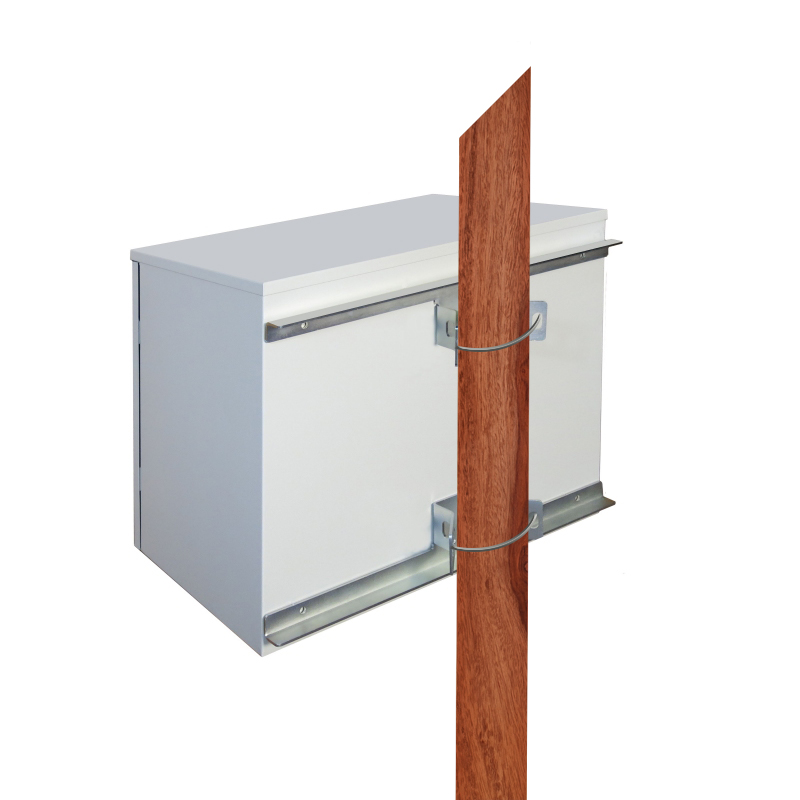 Set of mounting brackets for mast